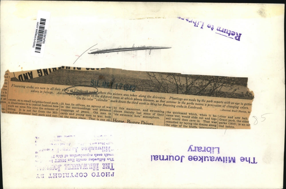 1942 Press Photo Milwaukee, Estabrook Park, flowering crabs, colors in foliage.