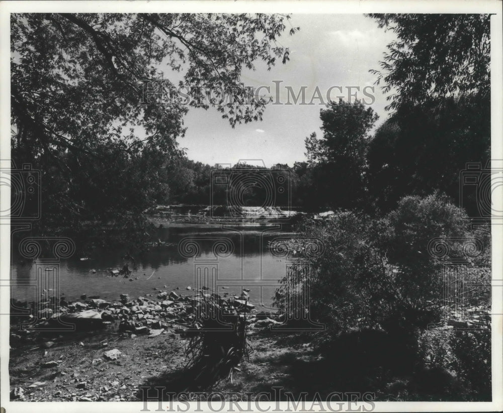 1977 Press Photo Milwaukee River, Estabrook Park, small falls flowing on river.- Historic Images