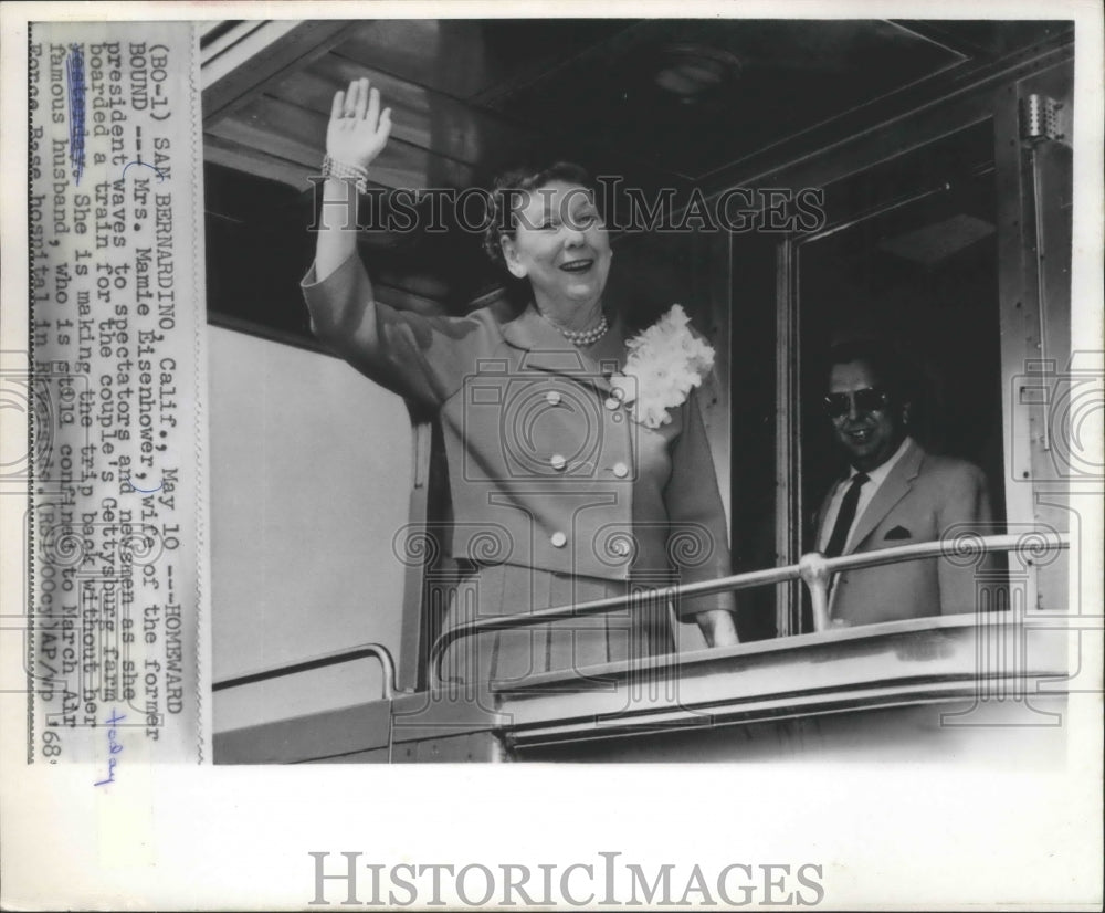 1969 Press Photo Mamie Eisenhower Waves While Boarding Train in San Bernadino- Historic Images