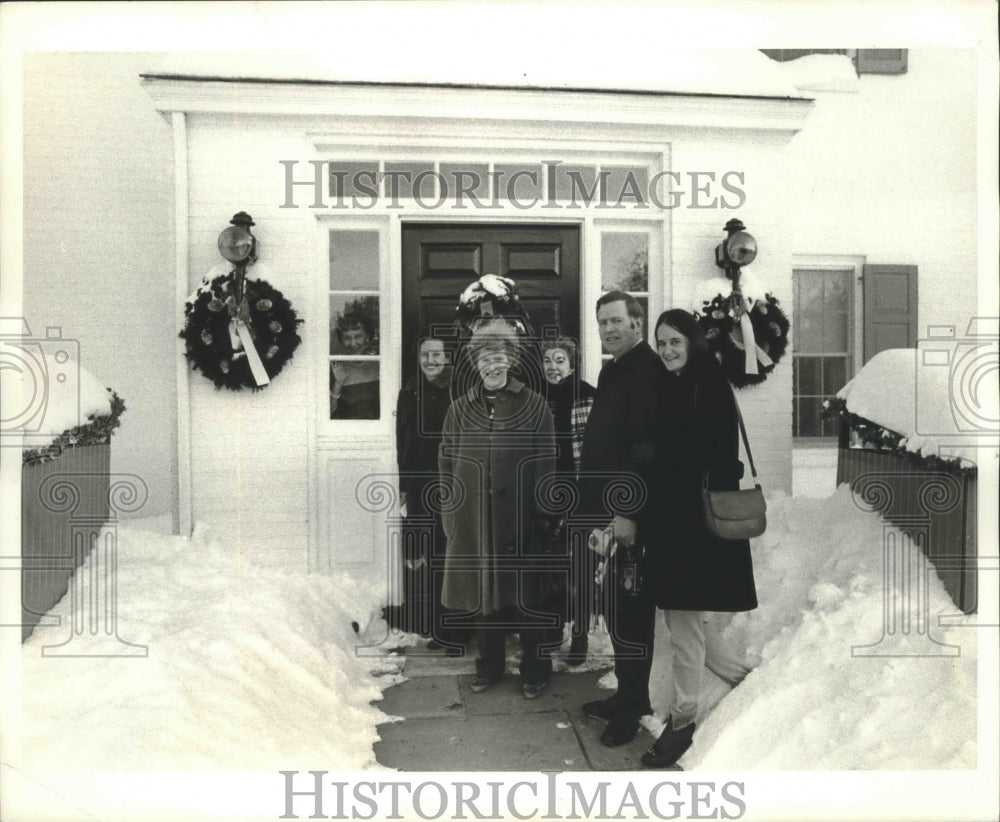 1972 Press Photo Mamie Eisenhower with Christmas Visitors at her Gettysburg Home- Historic Images