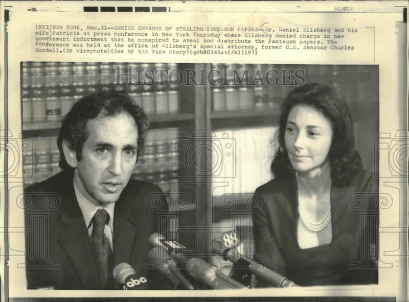 Load image into Gallery viewer, 1972 Press Photo Dr. Daniel Ellsberg and Wife Denies Stealing Pentagon Papers
