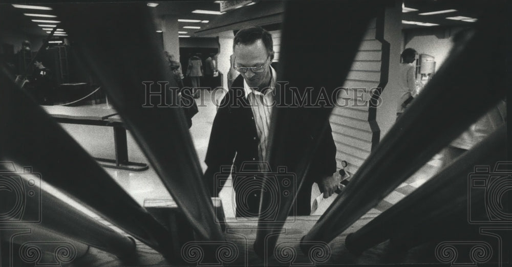 1989 Press Photo of Science Teacher Neil Hettiger At Discovery World Museum - Historic Images