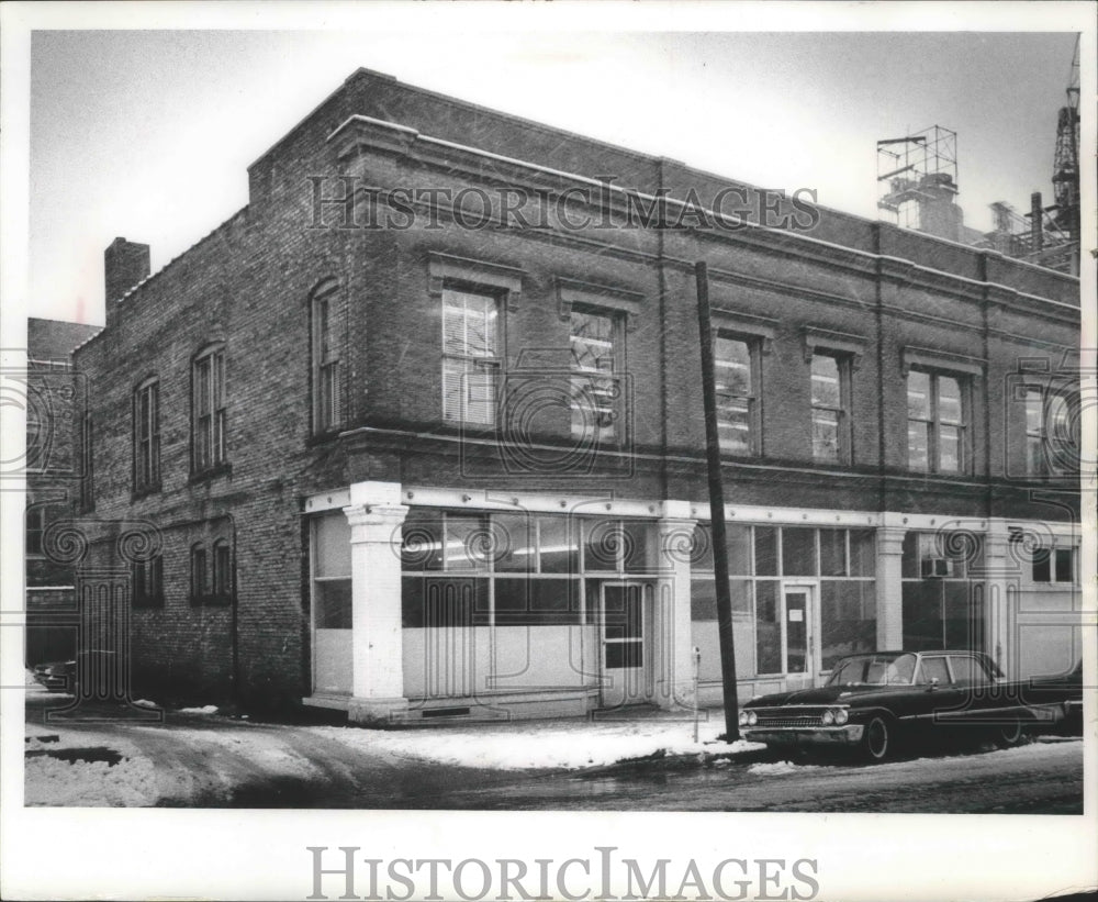 1965 Press Photo East Town Shopping Area to get First Distinctive Embellishments