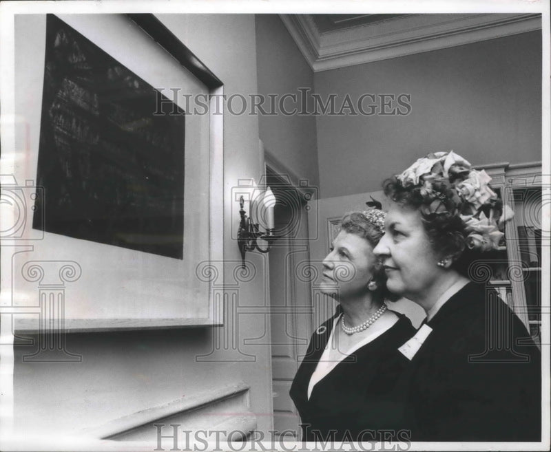 Load image into Gallery viewer, 1964 Press Photo A painting by Dean Meeker is admired at the governor's mansion
