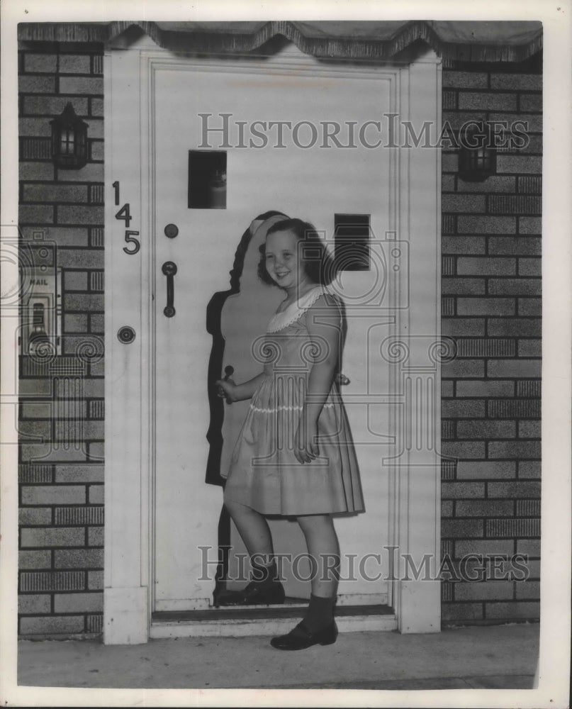 1952 Press Photo Ruth Lewis stands in doorway of Playhouse - mja99687- Historic Images