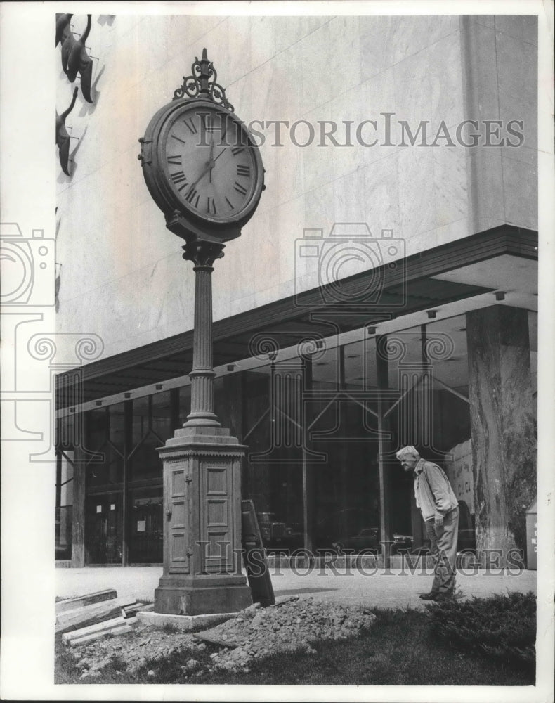 Load image into Gallery viewer, 1973 Press Photo A man stands outside the Milwaukee Public Museum in Wisconsin
