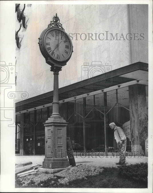 1973 Press Photo A man stands outside the Milwaukee Public Museum in Wisconsin