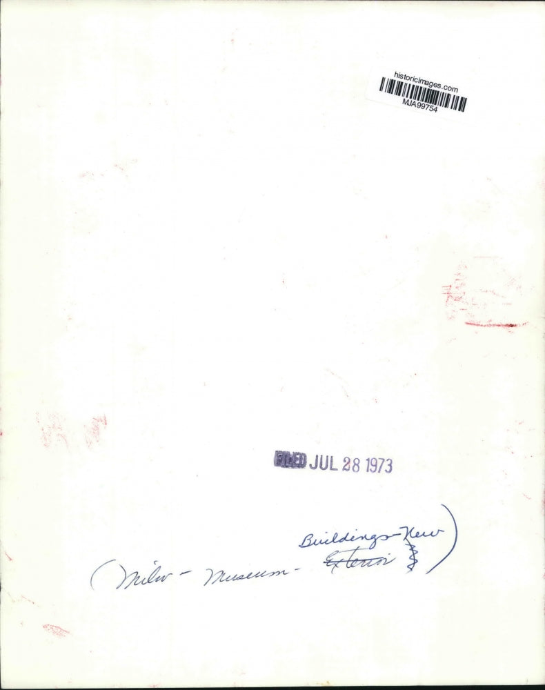 1973 Press Photo A man stands outside the Milwaukee Public Museum in Wisconsin