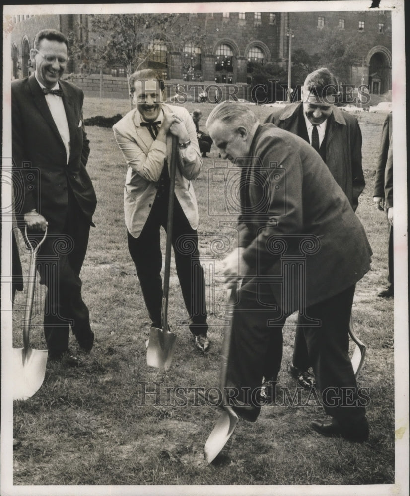 1950 Press Photo William Lamers and others at Milwaukee Museum ground breaking