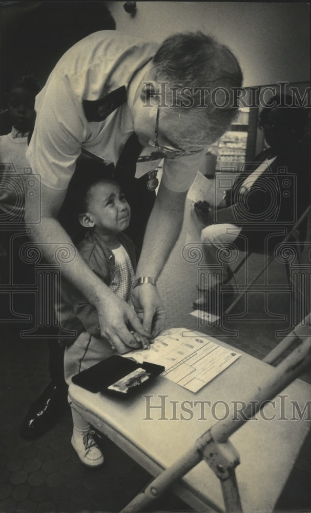 Load image into Gallery viewer, 1966 Press Photo Gaurdsman Fred Middendorf fingerprints Jerry Roshell at court
