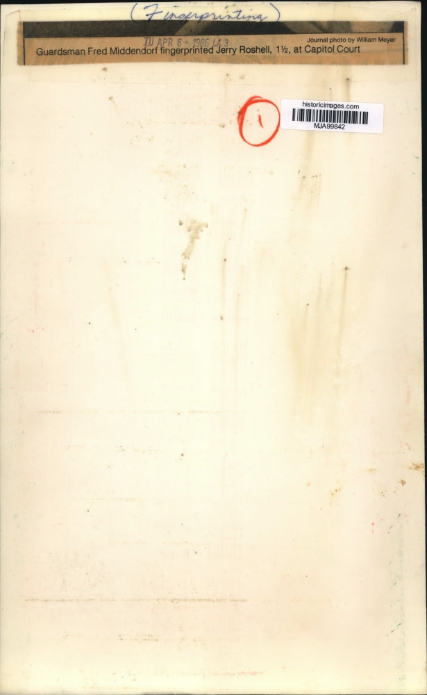 1966 Press Photo Gaurdsman Fred Middendorf fingerprints Jerry Roshell at court