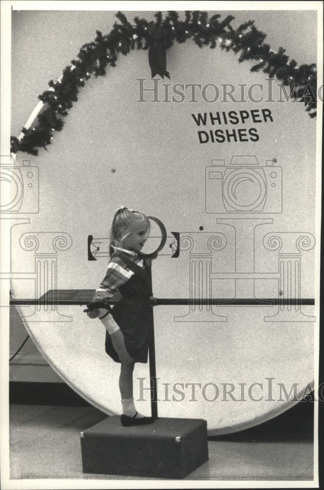 1990 Press Photo Janet Forsman tells Santa her wishes through whisper dishes