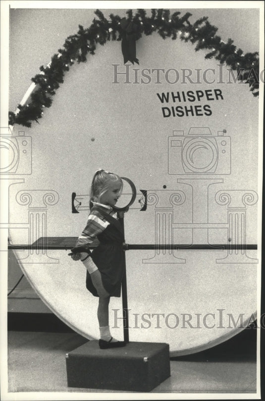 1990 Press Photo Janet Forsman tells Santa her wishes through whisper dishes
