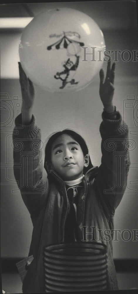 1984 Press Photo Janice Tsao with floating ball at Discovery World in Wisconsin- Historic Images