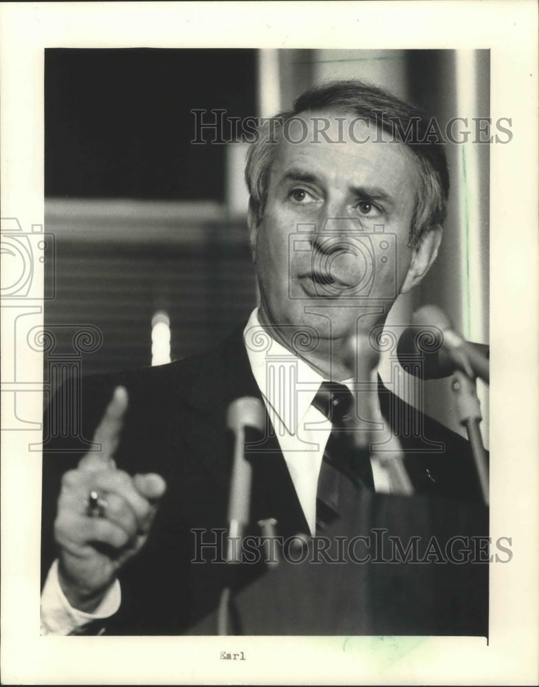 Load image into Gallery viewer, 1986 Press Photo Gov. Earl spoke at the Rotary Club - mja99887
