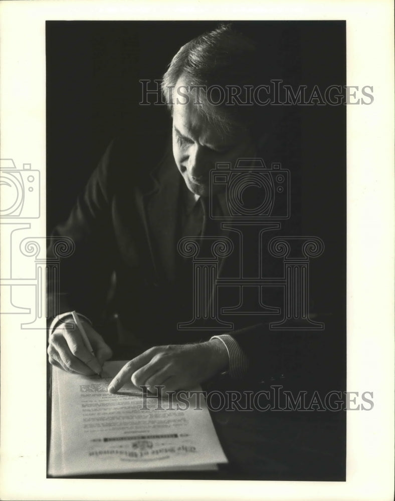 1984 Press Photo Governor Tony Earl sets his seal to a Proclamation- Historic Images