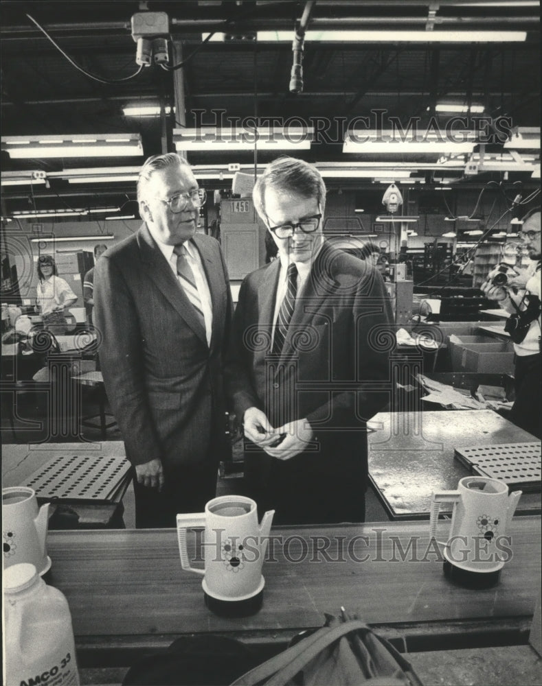 1984 Press Photo Governor Anthony Earl visits Regal Ware, Kewaskum, Wisconsin- Historic Images