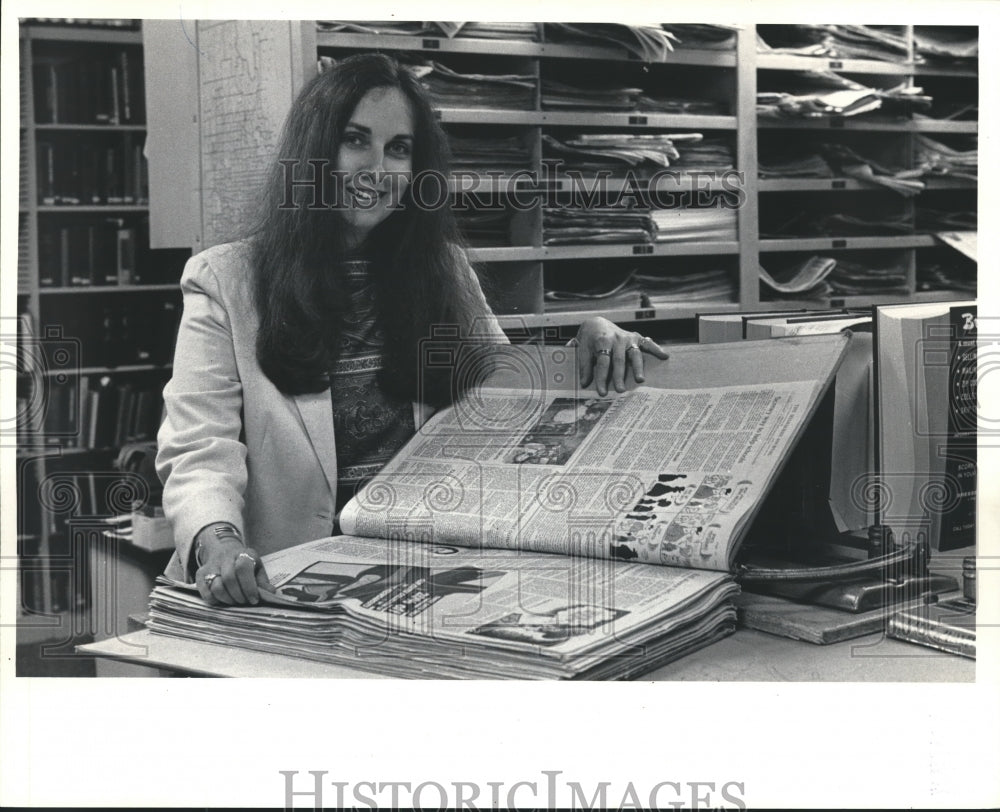 1983 Press Photo Milwaukee Journal&#39;s Jo Reitman at the News Information Center- Historic Images