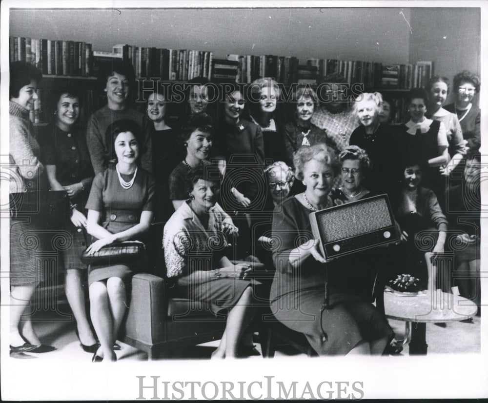 1962 Press Photo Employees of Milwaukee Journal Gather in the Cafeteria Lounge- Historic Images