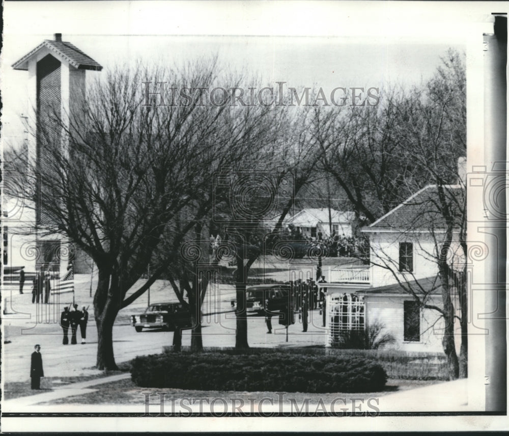 1969 Press Photo Dwight Eisenhower&#39;s hearse moves past his childhood home- Historic Images