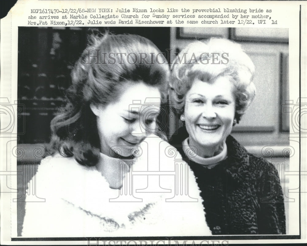 1968 Press Photo Julie Nixon arrives at her wedding with her mother, Pat