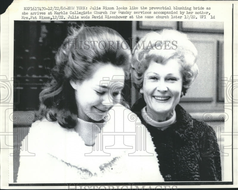 Load image into Gallery viewer, 1968 Press Photo Julie Nixon arrives at her wedding with her mother, Pat
