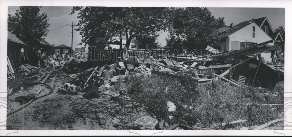 1953 Press Photo Remains of Harold Gale&#39;s Wisconsin Home After a Gas Explosion- Historic Images