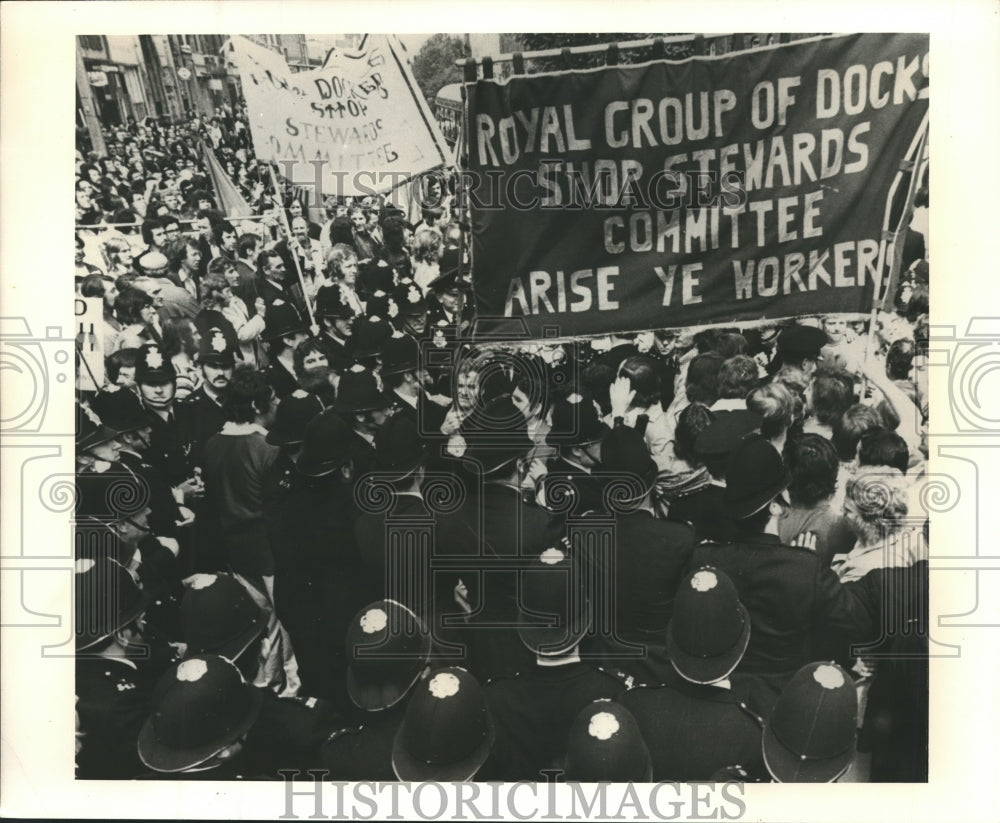 1974 Press Photo Dockers strike in Great Britain- Historic Images