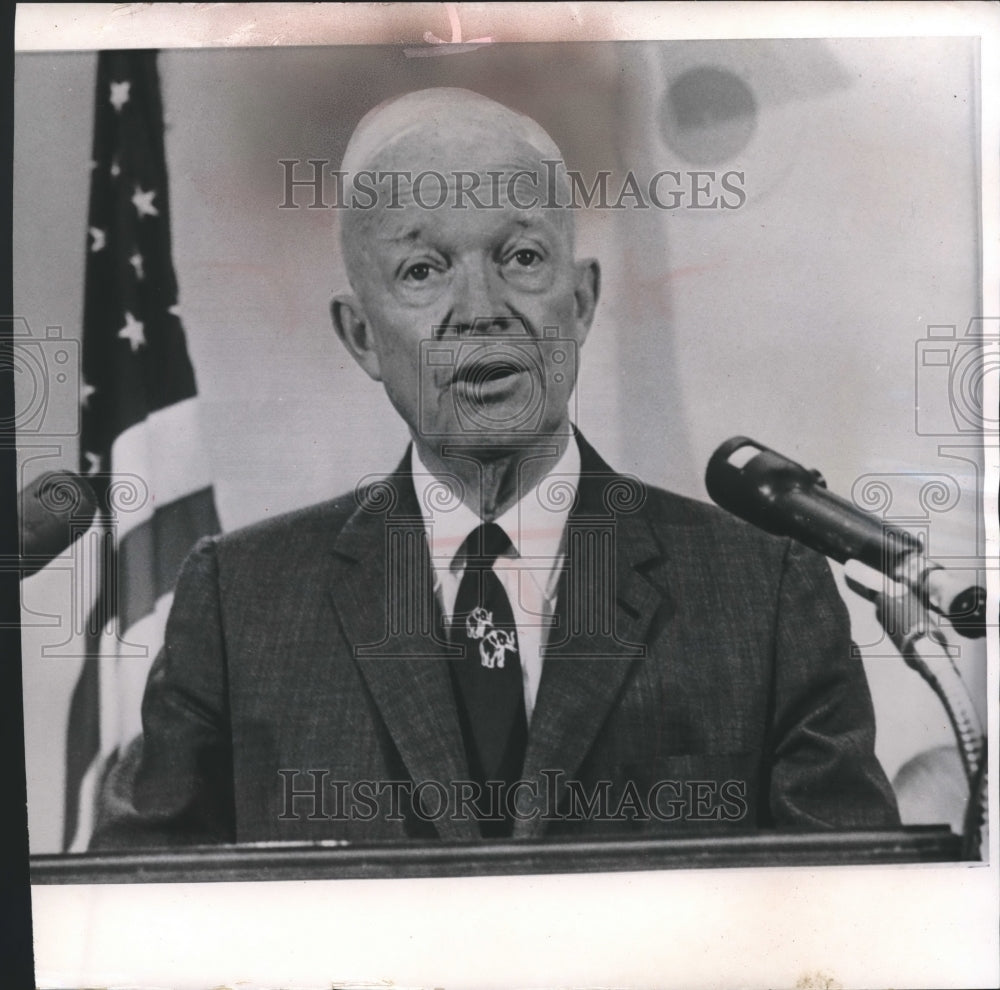 1955 Press Photo President Eisenhower at his newsconference - mjb00382
