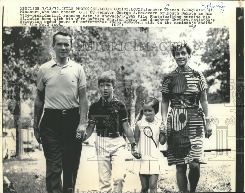 1972 Press Photo Senator Thomas Eagleton with his family in St. Louis- Historic Images