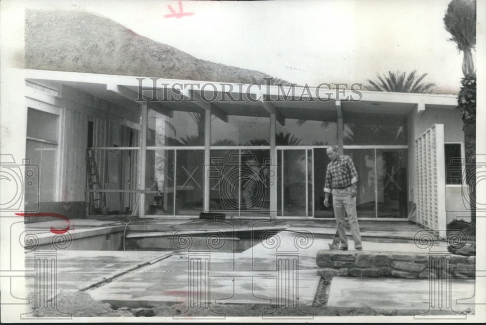 1961 Press Photo Man Inspects the Pool of President Eisenhower&#39;s Country Home- Historic Images