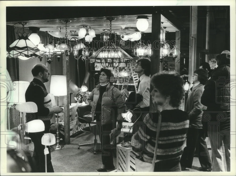 1983 Press Photo &quot;Light Factory&quot; Exhibit Attracts Visitors at Home Improvement- Historic Images