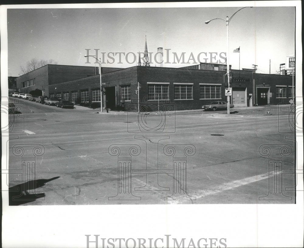 1972 Press Photo Front View of Milwaukee Journal Garage In the 1960s - mjb00528