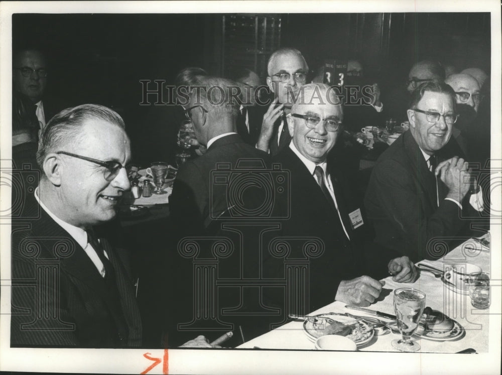 1965 Press Photo Milwaukee Journal 25 Year Club Members at Party Dinner Table- Historic Images