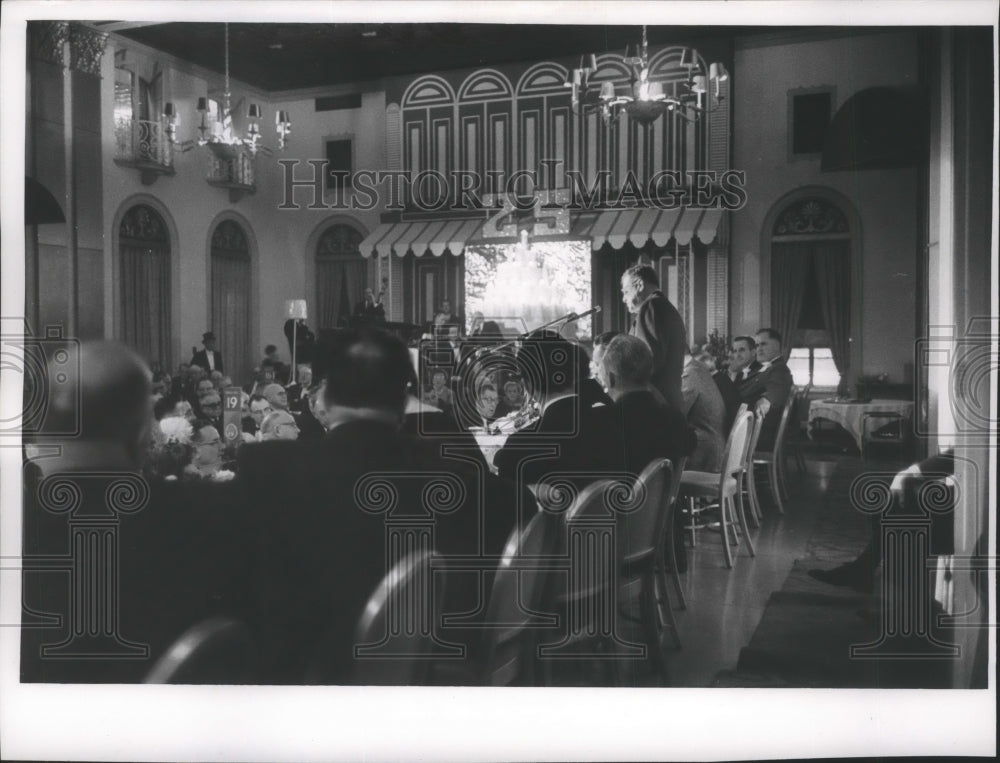 1962 Press Photo Milwaukee Journal 25 Year Club Member Speaks at Dinner Table- Historic Images