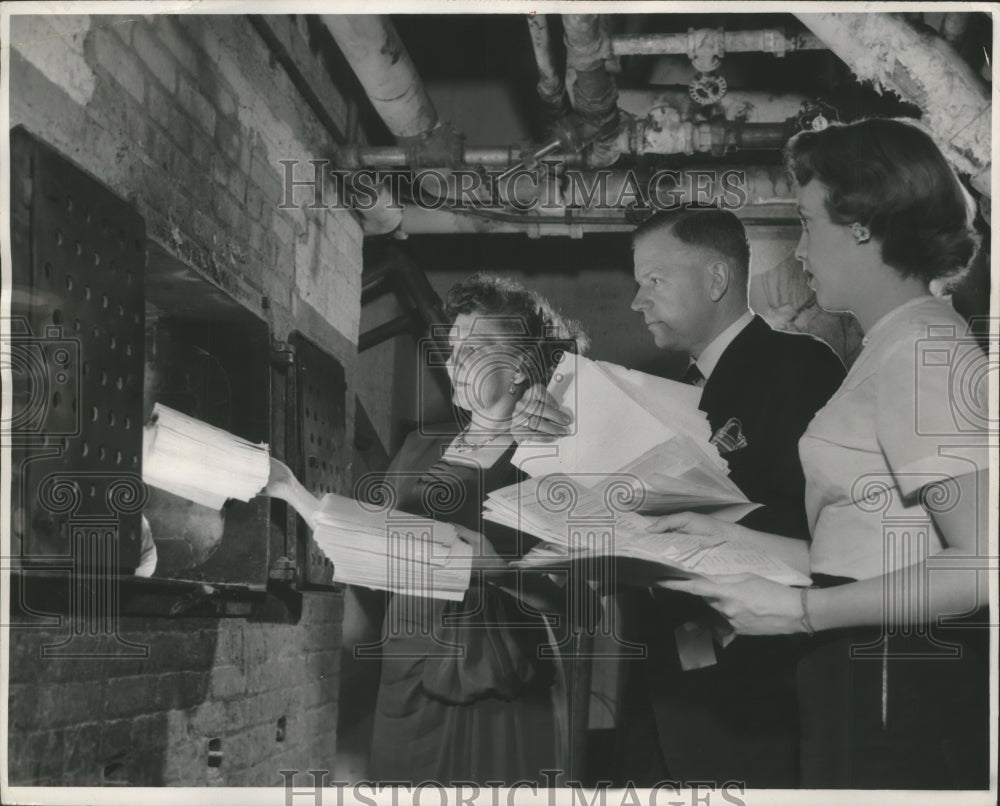 1956 Press Photo The Milwaukee Journal&#39;s Unitholders Council Burning Ballots- Historic Images