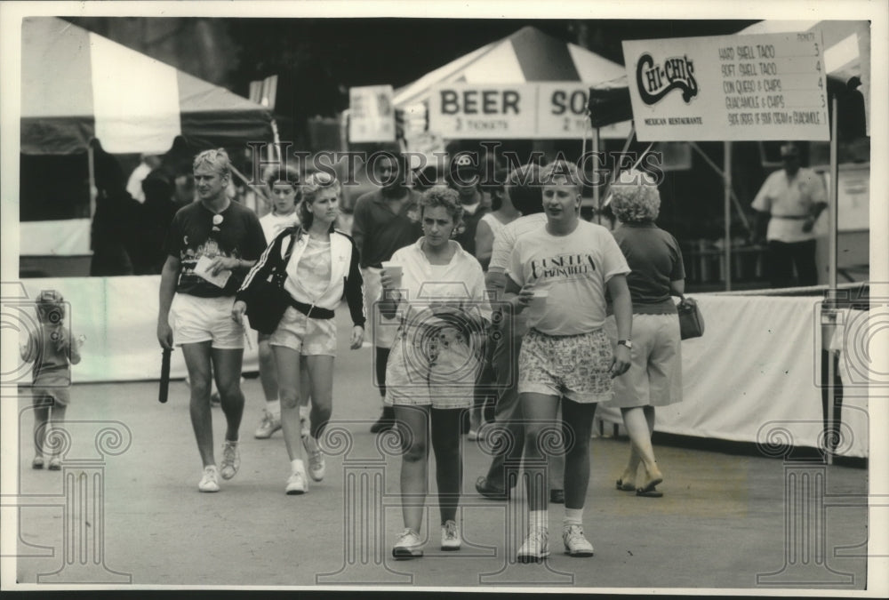 1988 Press Photo People stroll through the Milwaukee a la Carte at the Zoo- Historic Images