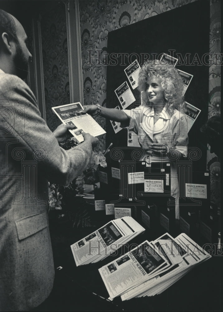 1985 Press Photo Leslie West Sold Records and Videos of &quot;Children&quot;- Historic Images