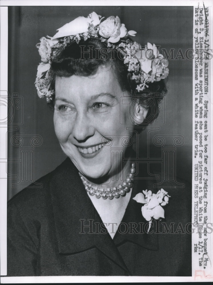 1958 Press Photo Mrs. Dwight D. Eisenhower Posing for Pictures- Historic Images