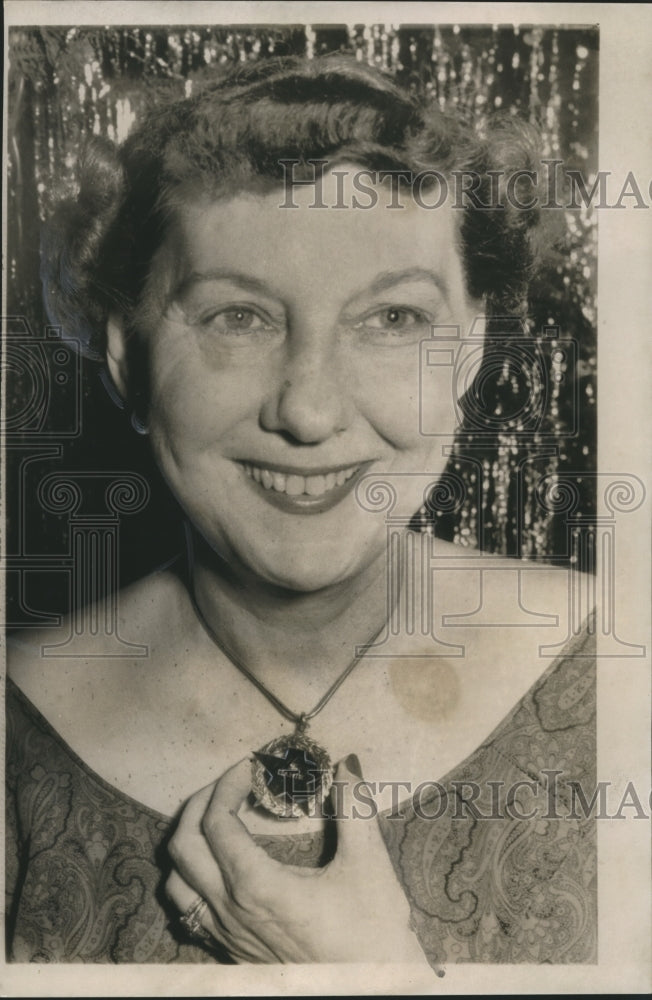 1955 Press Photo Mrs. Dwight Eisenhower Pictured with Gold Medallion - mjb00850