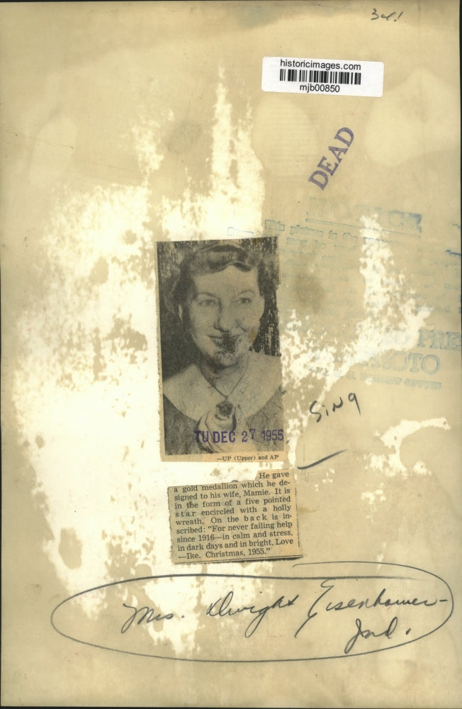 1955 Press Photo Mrs. Dwight Eisenhower Pictured with Gold Medallion - mjb00850