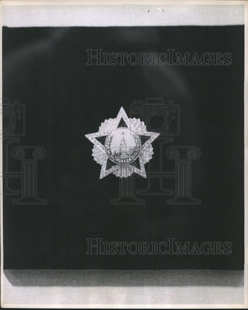 1955 Press Photo Russian Medal Worth $50,000 at Eisenhower Memorial Museum- Historic Images