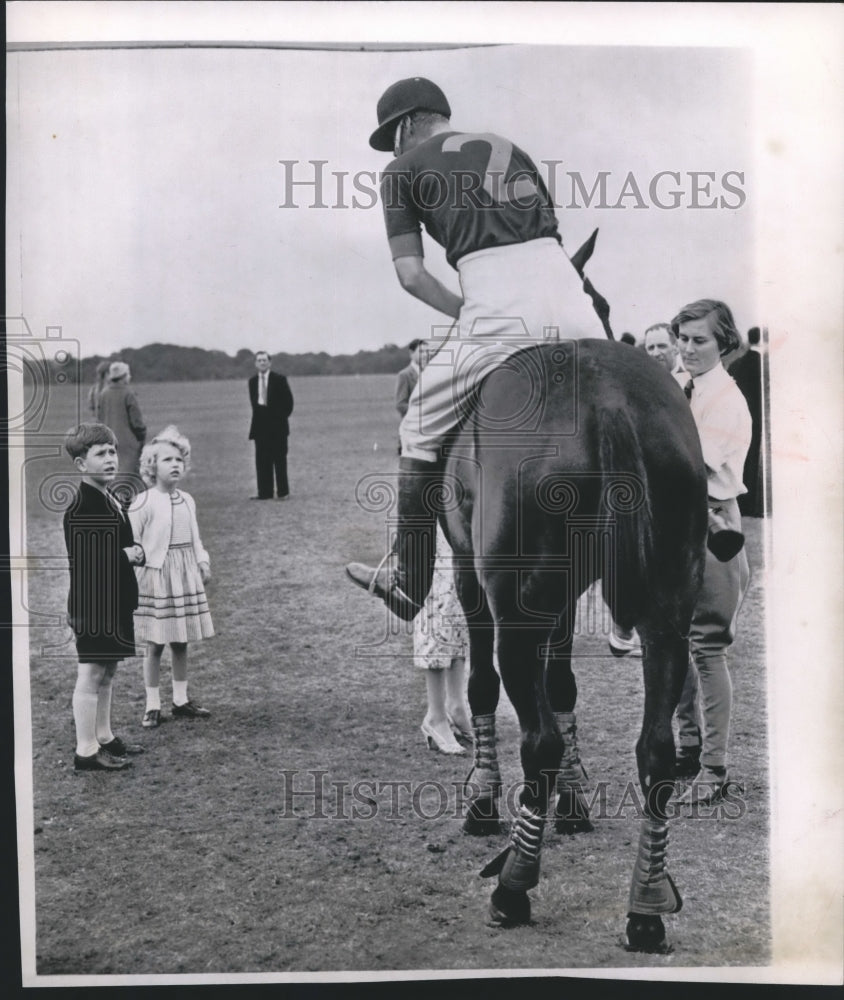 1950 Press Photo Prince Charles and Princess Anne talking with father- Historic Images