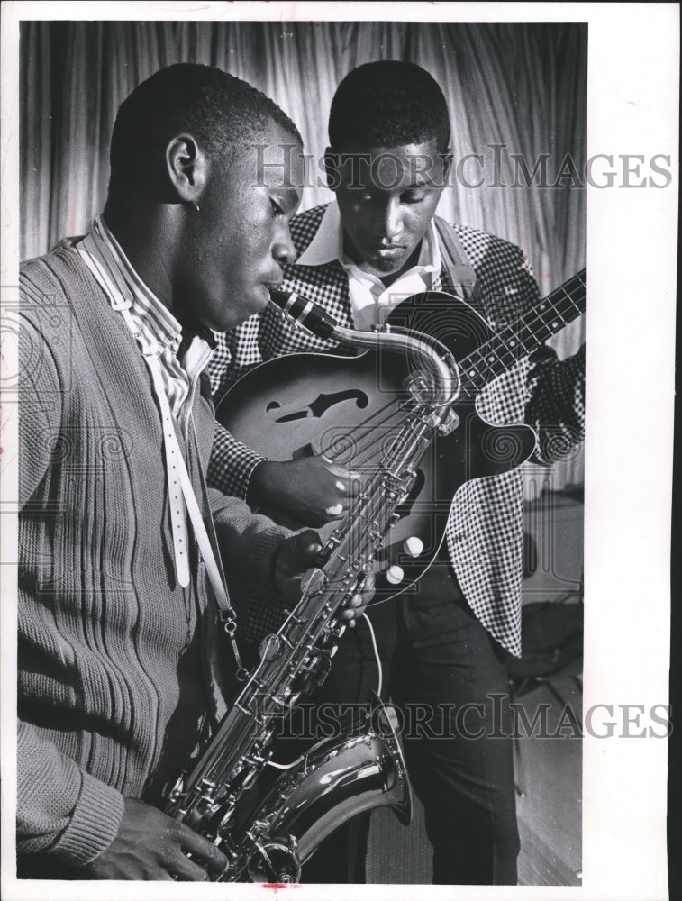  Press Photo James Parker and Ray Maxwell practice music, &quot;The North Side Story&quot;- Historic Images