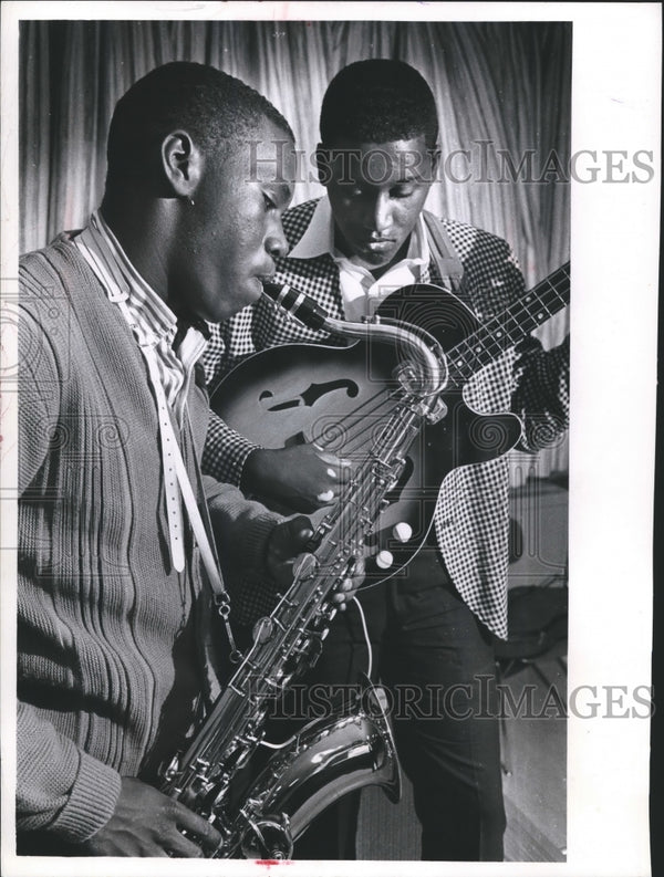 Press Photo James Parker and Ray Maxwell practice music,