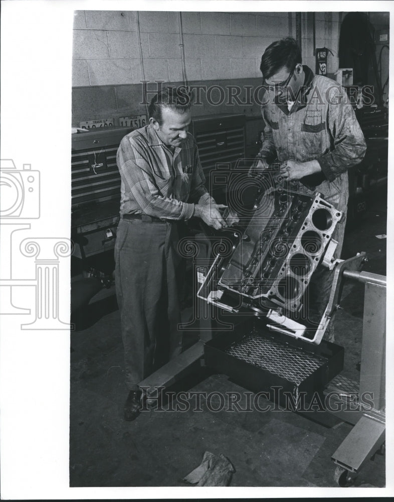 1960 Press Photo Two men work on an engine block- Historic Images