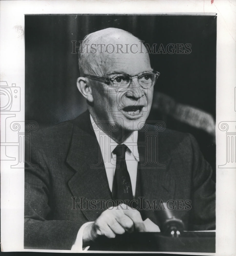 1956 Press Photo Dwight D Eisenhower speaking  to radio and television audience- Historic Images