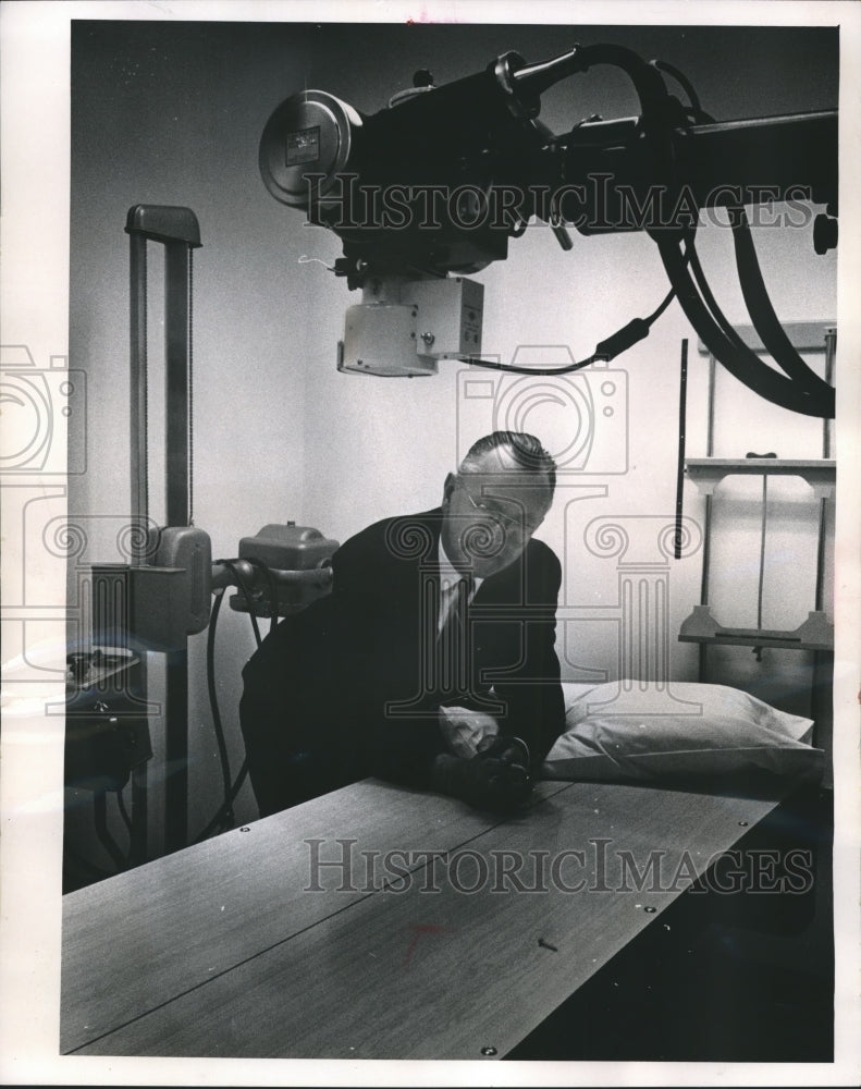 1964 Press Photo Pastor Eggers with X-Ray at Altenheim/Home for Aged Lutherans- Historic Images