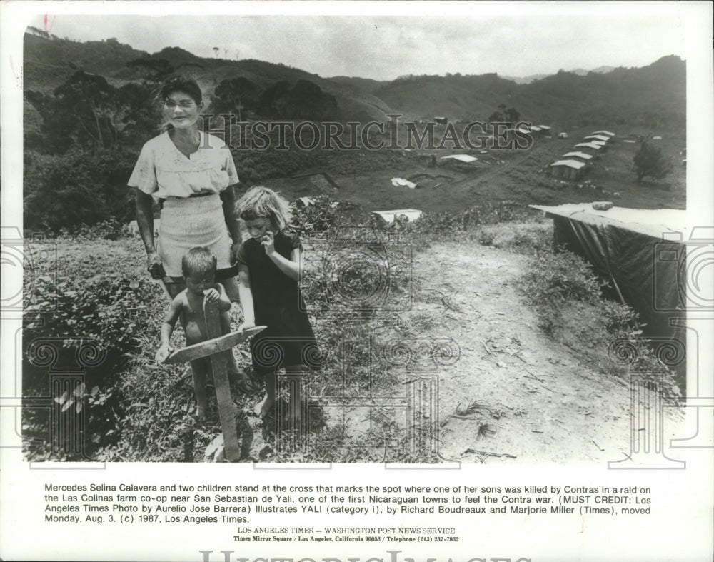 1987 Press Photo Mercedes Selina Calavera and Two Children at Son&#39;s Grave- Historic Images