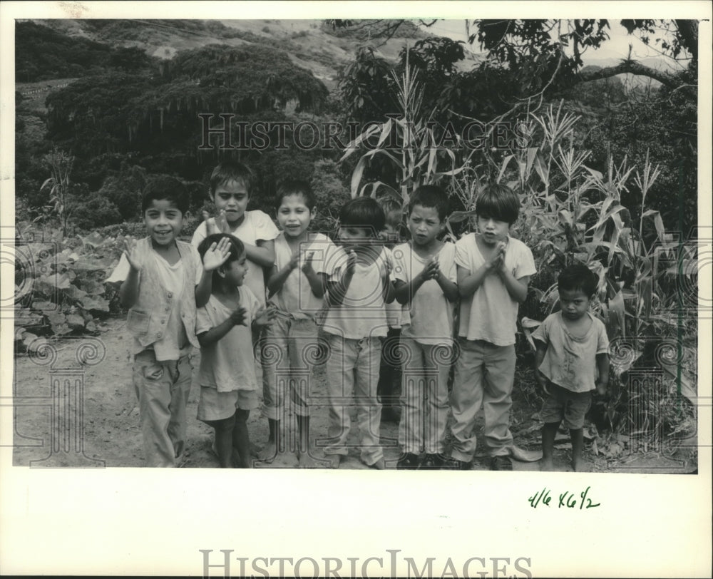 1983 Press Photo Eight Nicaraguan Children Clapping Hands- Historic Images